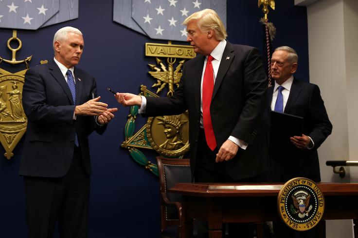 Ameriški predsednik Trump je nov ukaz podpisal stran od televizijskih kamer in fotografov. Ta ukaz bi naj po prepričanju Bele hiše za razliko od prvega, ki je povzročil ogorčenje, zmedo in proteste, vzdržal sodne preizkušnje. | Foto: Reuters