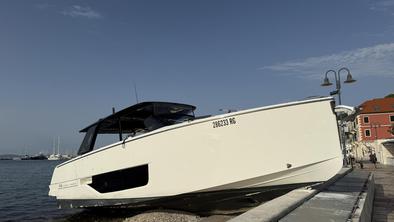 S polno hitrostjo trčil v obalo #foto #video