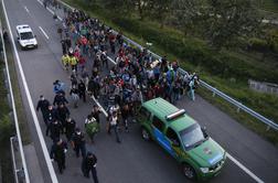 Madžarska hiti z gradnjo zidu, begunci znova peš proti Nemčiji