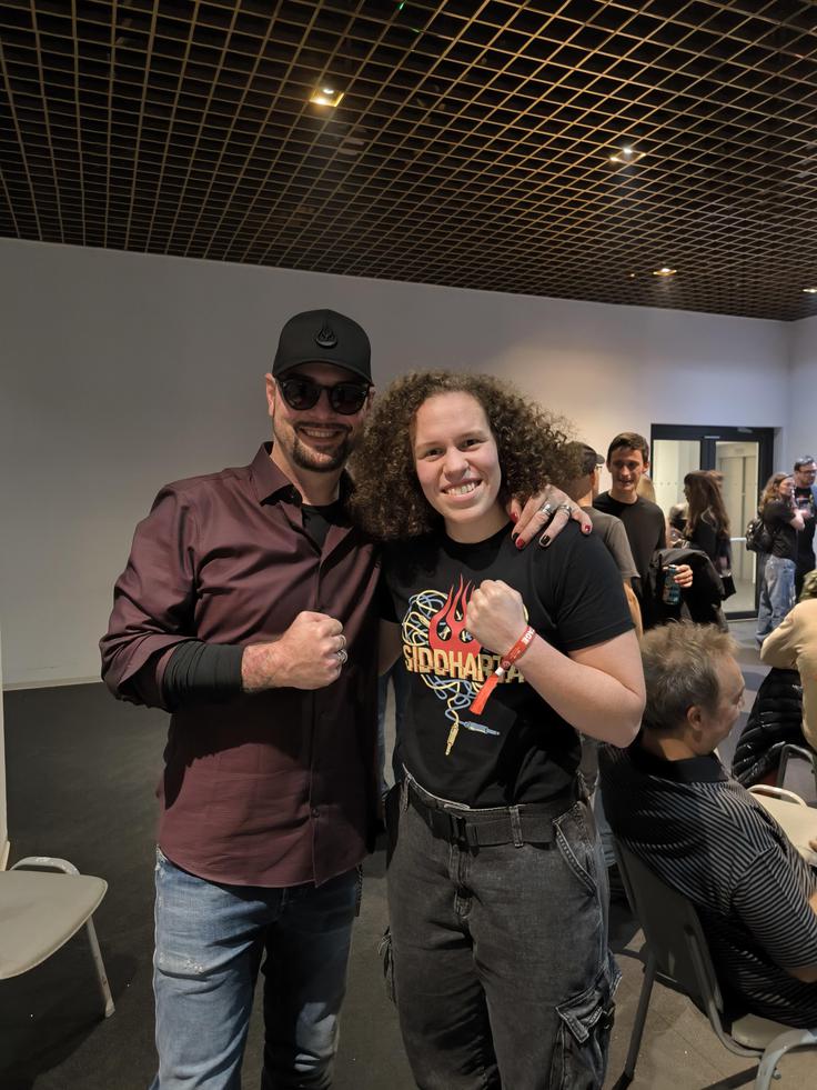 Ema Kozin je velika ljubiteljica legendarne slovenske skupine Siddharta, njen pevec Tomi Meglič pa je  vsesplošni športni navdušenec in tudi Emin navijač.  | Foto: Osebni arhiv Eme Kozin