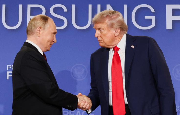 Pred petkovim srečanjem s Putinom je Trump od Rusije zahteval takojšnjo prekinitev ognja in grozil z novimi sankcijami, po koncu srečanja na Aljaski pa je nastal vtis, da je Putinu uspelo Trumpa prepričati z ruskimi pogojii za konec vojne. | Foto: Reuters
