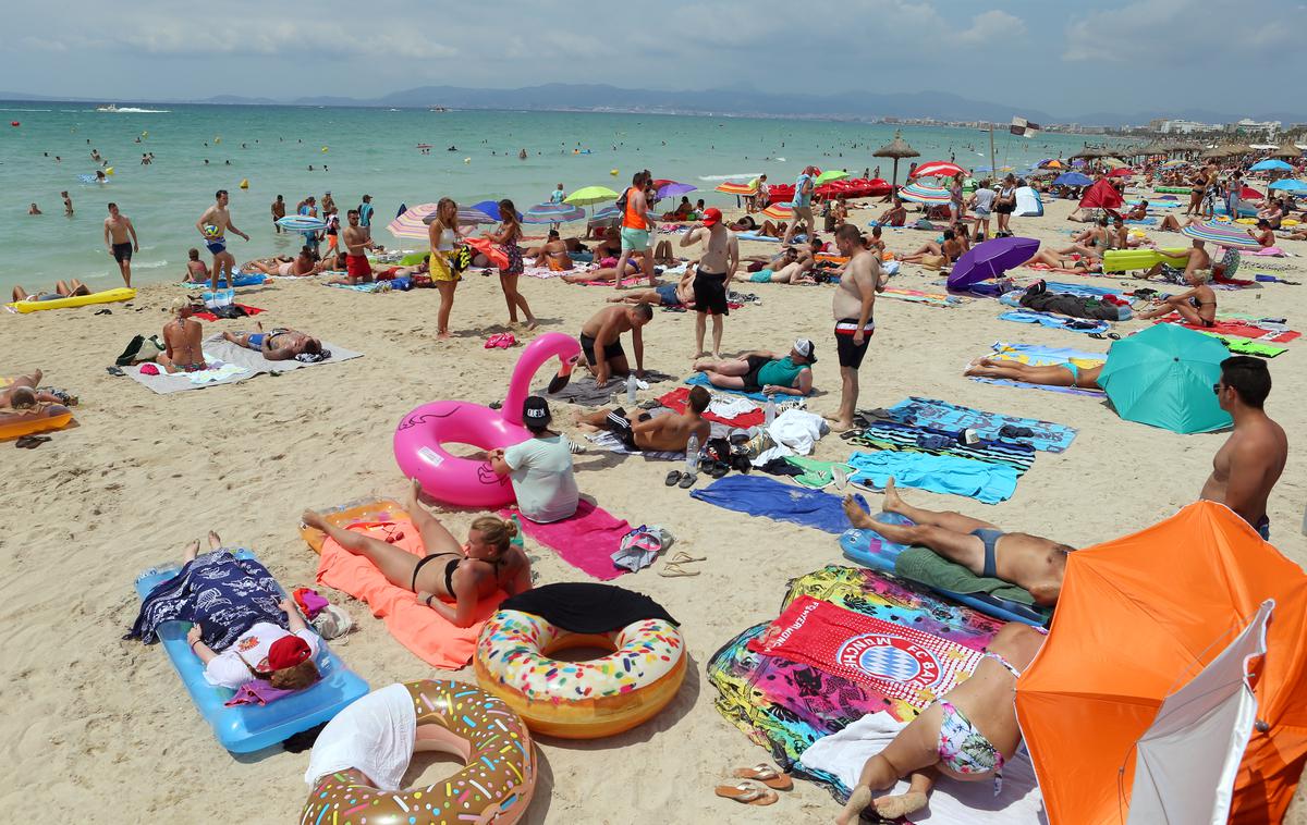 Plaža v Španiji | Strokovnjaki še niso našli odgovora na vprašanje, ali je novi koronavirus sezonski virus. | Foto Reuters