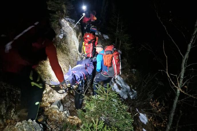 Smrt mladega Američana | Pokojnega planinca so v zgodnjih jutranjih urah pripeljali na Uskovnico, kjer ga je prevzela pogrebna služba. | Foto Gorska reševalna služba Bohinj/Facebook