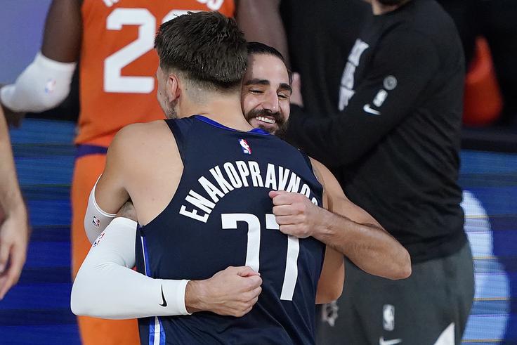 Luka Dončić ima podobno kot številni košarkarji v ligi NBA na hrbtni strani dresa v boju za enakost zapisano ENAKOPRAVNOST. | Foto: Getty Images
