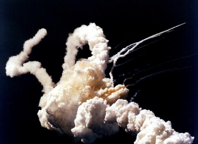 Svetovno znana fotografija, ki je nastala nekaj trenutkov po eksploziji plovila Challenger. | Foto: Reuters