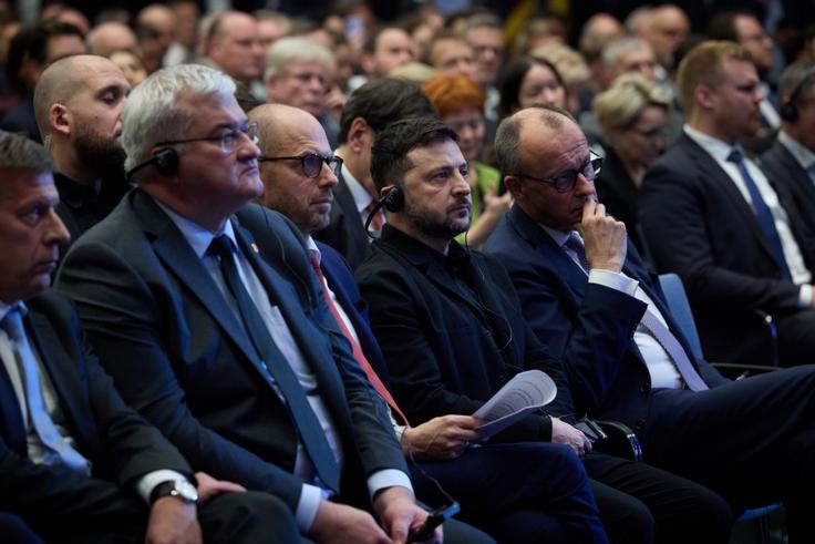 Neobdelana fotografija Ilone Kopilove-Wiener, ki sedi za Zelenskim in Merzem. Objavljena je na spletni strani urada predsednika Ukrajine. | Foto: Urad predsednika Ukrajine