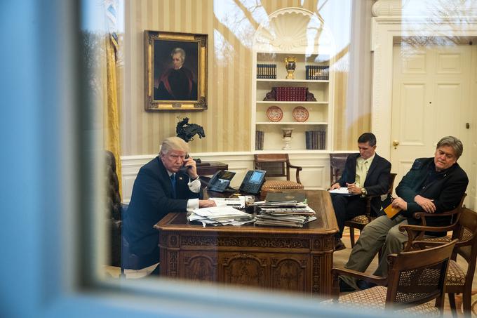 Donald Trump se pogovarja po telefonu v Ovalni pisarni. Pri njem sta tudi zdaj že nekdanji svetovalec za nacionalno varnost Mike Flynn in glavni svetovalec Steve Bannon. Kot kaže, nekateri ameriški agenti izdajajo vsebino Trumpovih telefonskih pogovorov medijem. | Foto: Getty Images