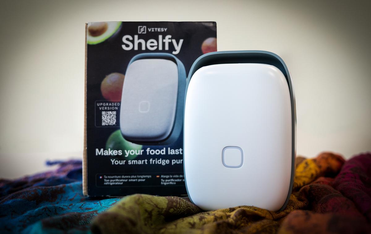 Shelfy | Shelfy v hladilniku skoraj neopazno poskrbi za čim manj neprijetnih presenečenj, kot so neprijetne vonjave ali prehitro pokvarjena živila. | Foto Gaja Hanuna