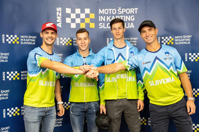 Slovenska reprezentanca za pokal narodov: Gajser, Peklaj, Pancar in selektor Sašo Kragelj. | Foto: www.alesfevzer.com