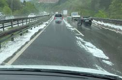 Ponekod po Sloveniji padala sodra, ki ovira tudi promet