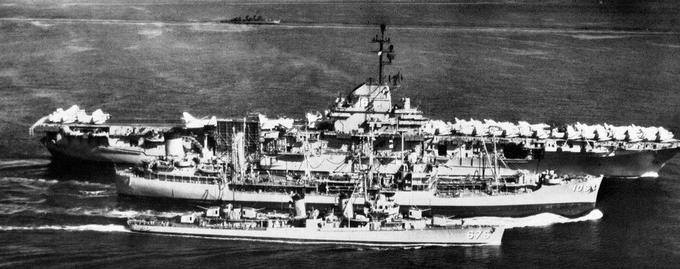 Ameriški letalonosilka USS Lexington in podporna ladja USS Marshall septembra 1958 ob obali Tajvana. | Foto: Thomas Hilmes/Wikimedia Commons