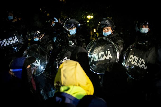 Na policiji pojasnjujejo, da so posamezniki na shodu ovirali postopke policistov, jih zmerjali in žalili, a policisti niso nasedali provokacijam, temveč so korektno opravljali svoje delo. | Foto: Ana Kovač
