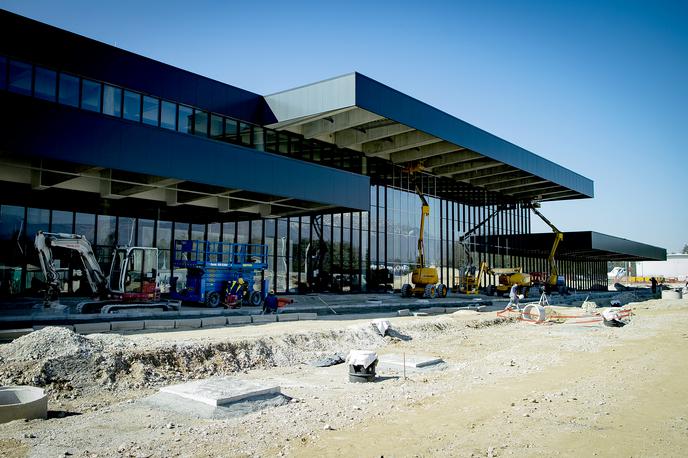 Terminal na letališču Brnik | Nov potniški terminal ljubljanskega letališča bo prve potnike sprejel v začetku julija. | Foto Ana Kovač
