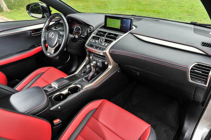 Lexus ima zelo dinamično in izrazito notranjost, celoten avtomobil je posebnež in kljub zelo visoki stopnji opreme ohranja ugodno ceno dobrih 60 tisoč evrov. | Foto: Gašper Pirman