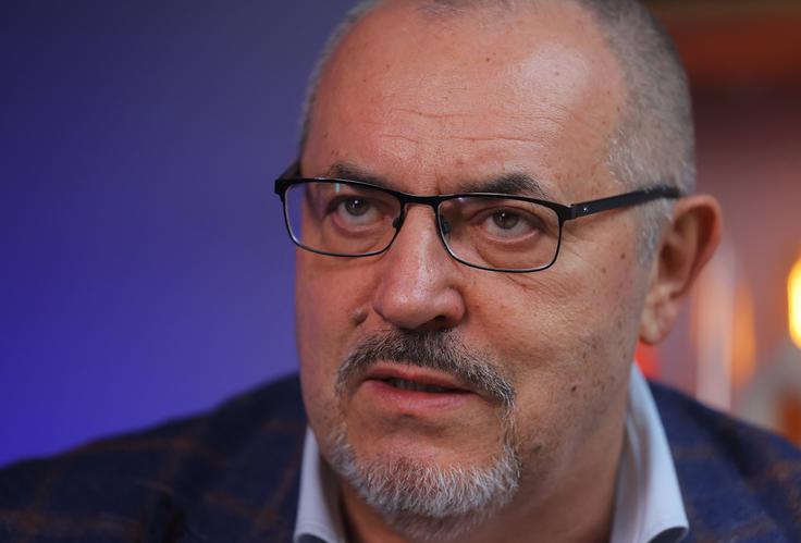 Nadeždin je v januarju konstantno pridobival podporo, številni Rusi po vsej državi pa so stali v dolgih vrstah, da bi oddali svoj podpis in tako podprli njegovo kandidaturo za predsednika. Poleg tega, da se odkrito zavzema za konec vojne proti Ukrajini, Nadeždin podpira tudi osvoboditev političnih zapornikov in normalizacijo odnosov z Zahodom. Dodal je, da bi si v primeru izvolitve prizadeval za pogajanja in podpis mirovne pogodbe z Ukrajino. | Foto: Guliverimage
