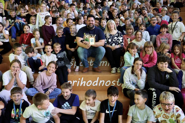 Na vseh treh šolah so učenci skupaj s Pižamo prebrali knjigo Lučkina inženirska pustolovščina in se nato z inženirji pogovarjali o tem, kako se ideje v praksi spremenijo v rešitve. | Foto: Inženirska zbornica Slovenije