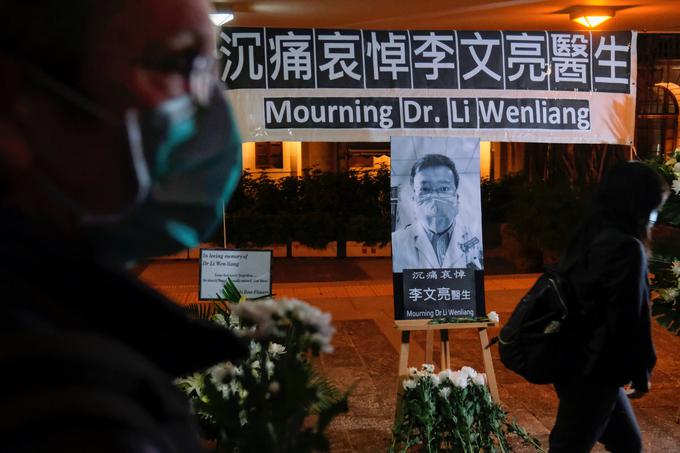 Še tedne po Lijevi smrti so na Kitajskem prirejali ulične spominske slovesnosti.  | Foto: Reuters