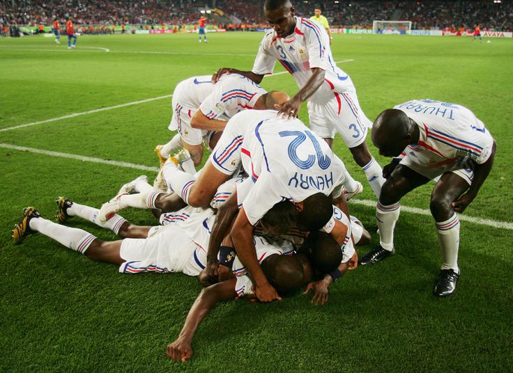 Francija je v evropskem četrtfinalnem derbiju izločila Španijo s 3:1. Zaostajala je z 0:1, a nato pokazala moč. Rdeča furija je tako izpadla v četrtfinalu, že štiri leta pozneje pa je šla na SP v Južni Afriki do konca. Med najboljših osem se je v Nemčiji uvrstilo kar šest nekdanjih svetovnih prvakov. Družbo sta jim od ''neprvakov'' delali le Ukrajina in Portugalska. Dvakratnega svetovnega prvaka Urugvaja sploh ni bilo na SP 2006, saj ga je v medcelinskih dodatnih kvalifikacijah presenetila Avstralija. | Foto: Guliverimage/Getty Images