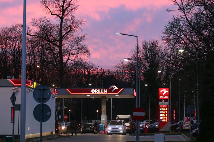 Bencinski servis na Poljskem | Lani je Poljska Rusiji za utekočinjeni naftni plin plačala 710 milijonov evrov. Številni poljski lastniki avtomobilov na plin so lani februarja v paniki odšli po plin na bencinske servise, ker so se bali, da Rusija Poljski ne bo več dobavljala tega plina (na fotografiji). | Foto Guliverimage