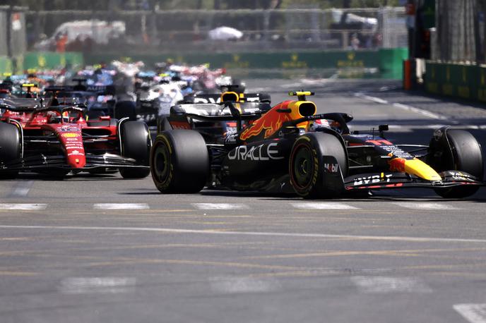 Baku štart Perez Leclerc | Slabši štart Leclerca in Perez ga je prehitel že v prvem zavoju. | Foto Reuters