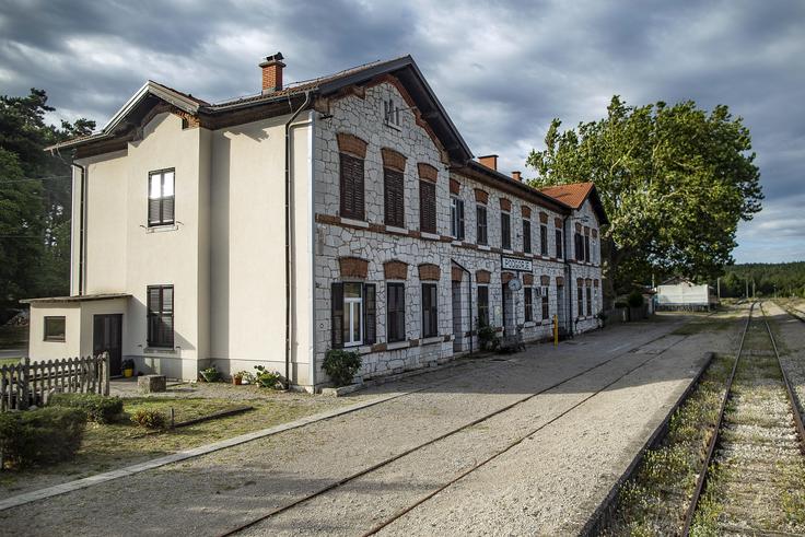 Postaja Podgorje že dolgo sameva in do nje ali z nje le redkokdaj kdo potuje, a je kljub temu ne "preskoči" niti eden od (redkih) mimoidočih potniških vlakov. | Foto: Ana Kovač