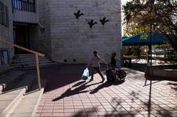 Po pol leta v Izraelu odprte šole, univerze in restavracije, na Otoku bodo namerno okužili prostovoljce