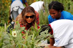 Melania prvič poprijela za vrtnarska dela #video