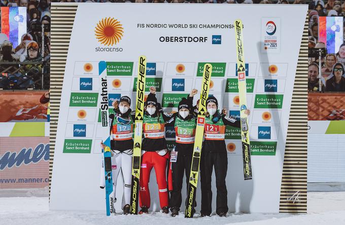 Dekleta (Ema Klinec, Urša Bogataj, Špela Rogelj in Nika Križnar) so skočila do ekipnega srebra. | Foto: Sportida