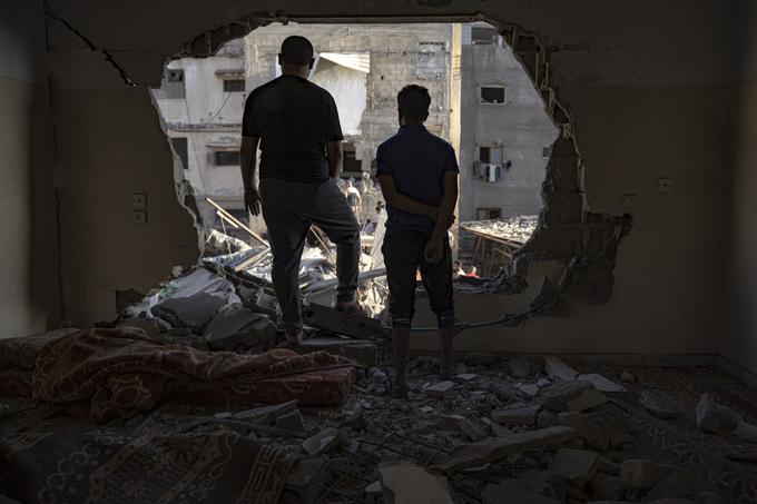 V izraelskem obleganju Gaze, ki se je začelo po napadih palestinskega oboroženega gibanja Hamas 7. oktobra, je po palestinskih podatkih umrlo več kot devet tisoč ljudi, večinoma žensk in otrok. | Foto: Guliverimage