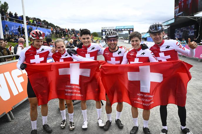 Švica, mešana štafeta, gorsko kolesarstvo | Nino Schurter, Dario Lillo, Nicolas Halter, Linda Indergand, Ronja Blochlinger in Anina Hutter so osvojili novo zlato za Švico. | Foto Guliverimage