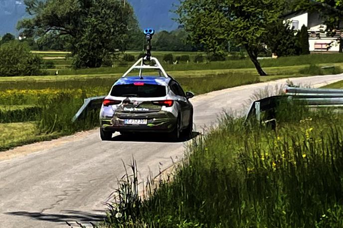 Google Street View avto | Google se je branil, da je zaradi prenizkega zidu okoli hiše sam kriv, da ni ohranil svoje zasebnosti. Na prvi stopnji je nato sodnik lani tožbo zavrnil, češ da je tožnik sam kriv za nastale razmere "zaradi neprimernega sprehoda po svojem dvorišču". | Foto Matic Tomšič