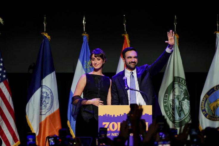 Mamdani, ki bo županske posle prevzel januarja prihodnje leto, bo prvi musliman na čelu New Yorka in s svojimi 34 leti najmlajši newyorški župan po letu 1892. Mamdani je sicer nova zvezda levega dela demokratske stranke, a zaradi rojstva v Ugandi ne bo mogel nikoli kandidirati za predsednika ZDA. Mamdani je državljan ZDA postal leta 2018, ima tudi ugandsko državljanstvo. Na fotografiji: Mamdani skupaj s svojo ženo Ramo Duwaji, Američanko sirskih korenin. | Foto: Reuters