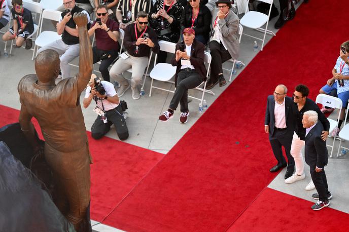 Tom Brady | Tom Brady je ovekovečen v bronu z dvignjeno desno roko v znak zmagoslavja, v levici, ki je spuščena, pa drži čelado. | Foto Reuters