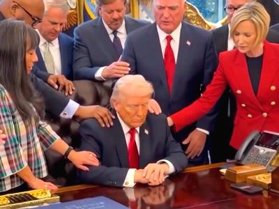 Med vojno z Iranom so v Ovalni pisarni molili za Trumpa, odzivi so burni #video