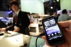 HTC-jeva telefona s posebno Facebook tipko