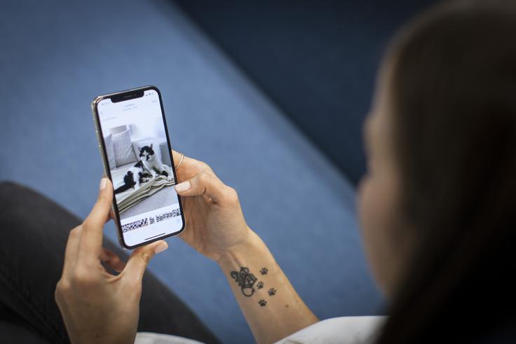 Samsung, LG, Huawei in tudi Apple (na fotografiji Applov iPhone X) so letos predstavili naprave, ki uporabniku v dlan posadijo več zaslona in manj plastike oziroma kovine kot kdaj koli prej.  | Foto: Bojan Puhek