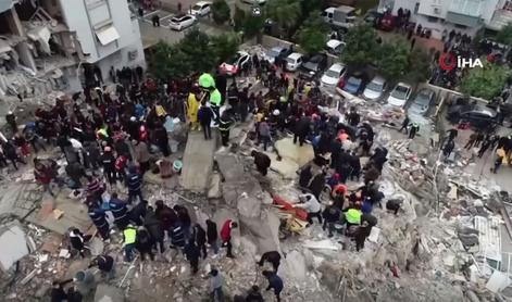 Drugi dan po potresu odkrili preživelega triletnika #video