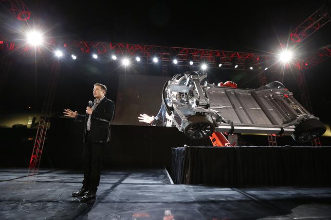 Vlogo vgrajenih deformacijskih con v modelu tesla S je že pred časom na slikovit način opisal Elon Musk: "Gre za podoben način kot pri skakanju v vodo z visoke odskočne deske. Za uspešen skok potrebuješ globok bazen, ki na dnu nima kamenja." | Foto: Reuters