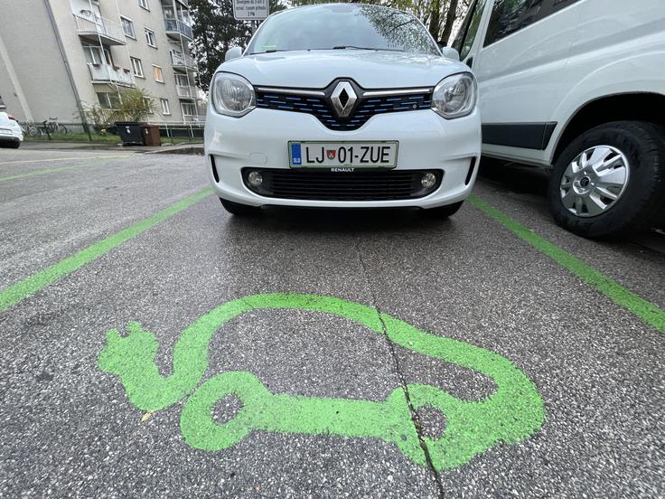 Ob izbiri osnovnega električnega twinga kupec ne dobi celotne subvencije, ki je vezana na največ 20 odstotkov nakupne vrednosti vozila. | Foto: Gregor Pavšič