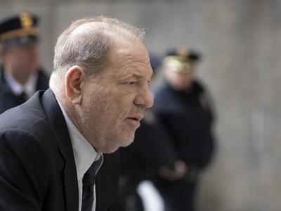 Tožilstvo in obramba z uvodnima nagovoroma poroti na sojenju Weinsteinu