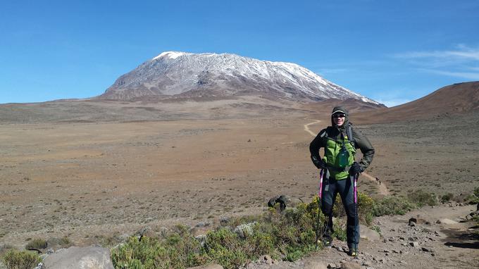 Kilimanjaro - v ozadju višinska puščava in vrh. | Foto: Osebni arhiv