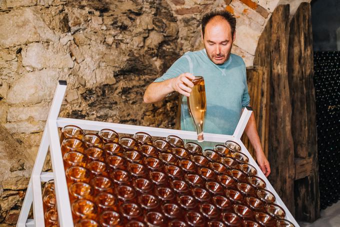 Glavni enolog Vinske kleti Zlati grič Sašo Topolšek v Otokarjevi kleti v Žički kartuziji, kjer zorijo konjiške penine. | Foto: 