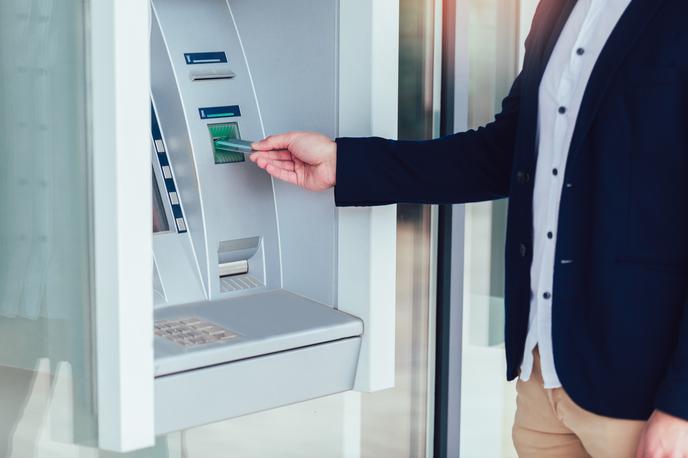 Dvig denarja na bankomatu | Bankomat v tujini lahko pred dvigom gotovine ponudi dve možnosti, in sicer dvig s konverzijo v evre ali dvig gotovine v lokalni valuti. | Foto Shutterstock