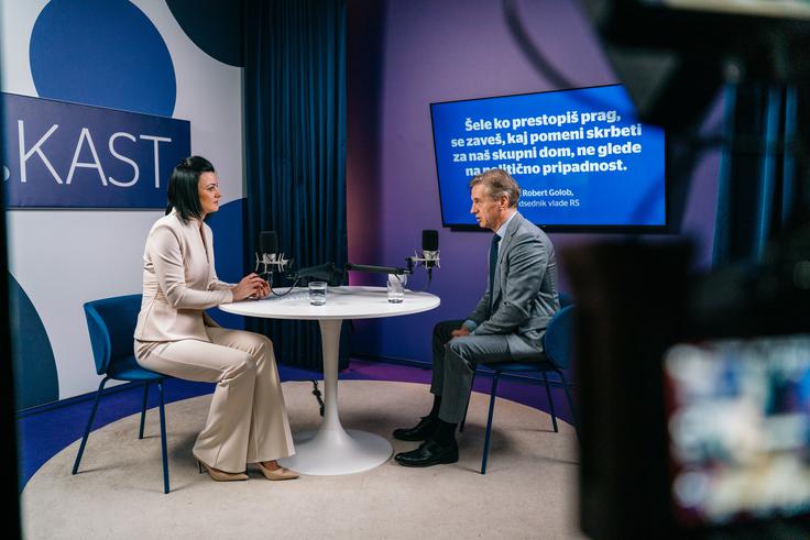 Golob ocenjuje, da je sedanje stanje javnih financ stabilno in da tudi obeti za prihodnost ostajajo pozitivni, saj se država zadolžuje predvsem za naložbe, ki naj bi se dolgoročno tudi gospodarsko povrnile. | Foto: Jan Lukanović