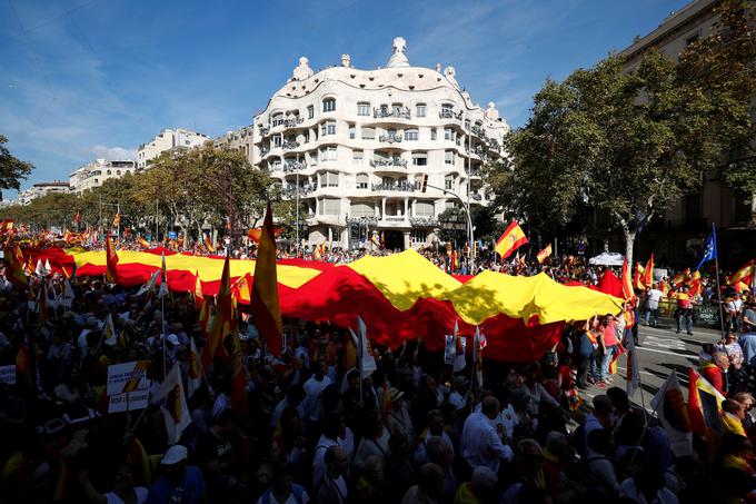 Današnji shod v podporo enotni državi je organiziralo društvo Katalonska civilna družba (SCC), ki želi pokazati, da predstavljajo nasprotniki samostojnosti Katalonije "tiho večino". | Foto: Reuters