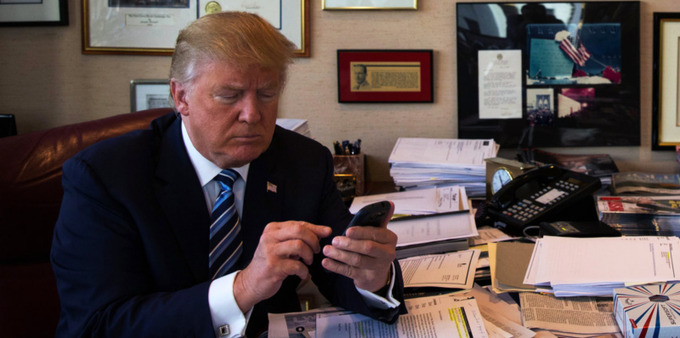 Donald Trump s pametnim telefonom, ki ga domnevno uporablja že od nekdaj. Šlo naj bi za Samsung Galaxy SIII, ki je izšel spomladi 2012. | Foto: 