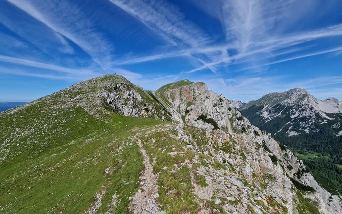 Razgled z Begunjske vrtače: levo celoten greben Begunjščice, desno Vrtača in Zelenica | Foto: Matej Podgoršek