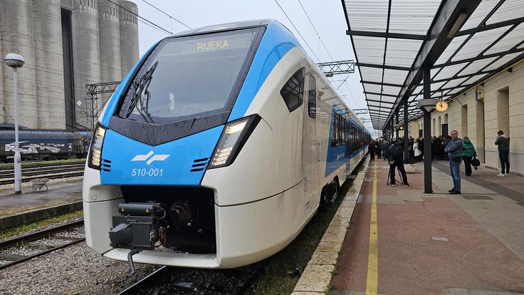 Vlak Stadler Slovenskih železnic na reški železniški postaji. Z začetkom veljavnosti novega voznega reda sredi lanskega decembra vozita oba para vsakodnevnih vlakov med Ljubljano in Reko z novimi vlaki Stadler, ki tudi večkrat dnevno vozijo v Beljak in Gradec. | Foto: Srdjan Cvjetović
