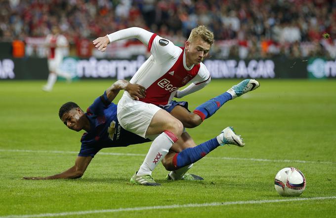 Takrat komaj 17-letni De Ligt v finalu lige Europa proti Manchester Unitedu leta 2015. | Foto: Reuters