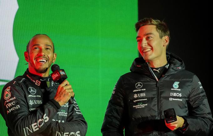 Lewis Hamilton in George Russell na nedeljskem promocijskem dogodku v Las Vegasu | Foto: Reuters